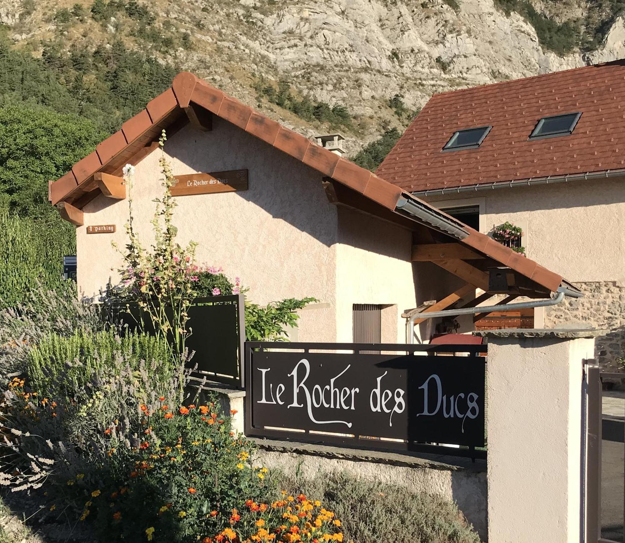 Le Rocher Des Ducs, Vue Sur Montagne Avec Parking Voiture Et Motos Le Glaizil 外观 照片