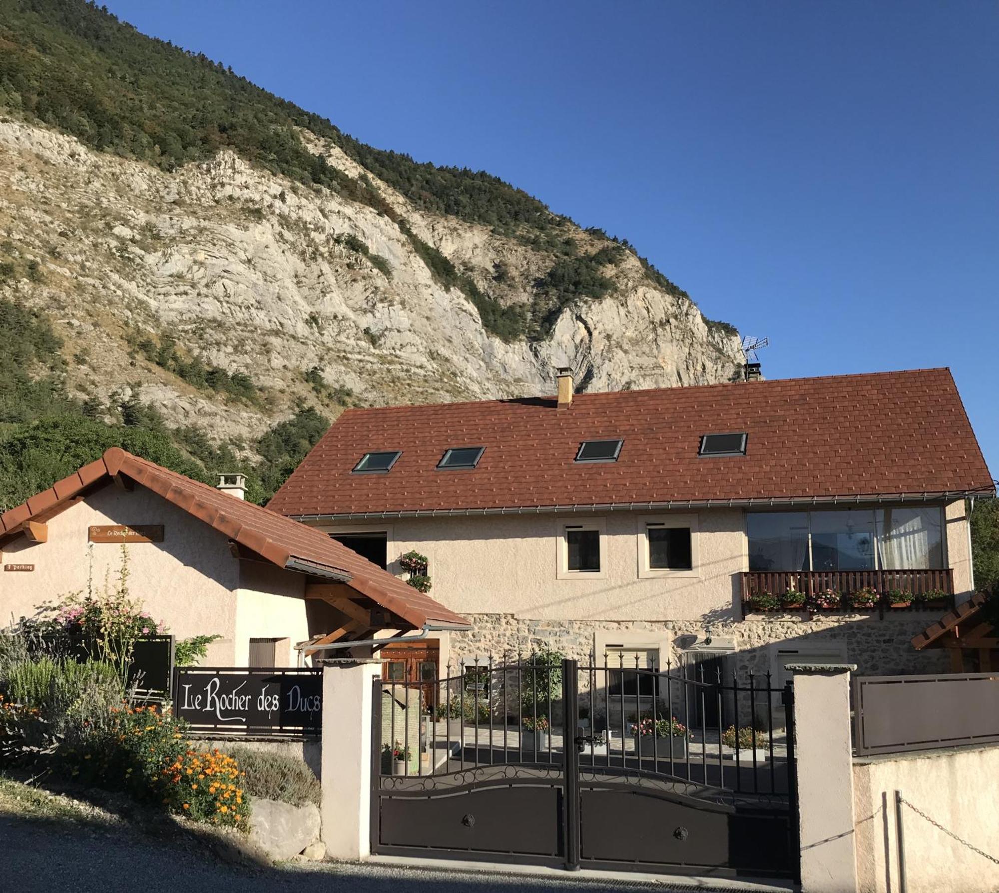 Le Rocher Des Ducs, Vue Sur Montagne, Abris Voitures Et Motos Le Glaizil 外观 照片