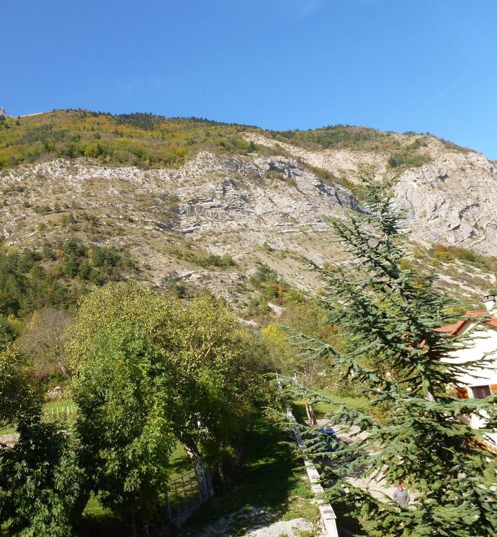 Le Rocher Des Ducs, Vue Sur Montagne Avec Parking Voiture Et Motos Le Glaizil 外观 照片